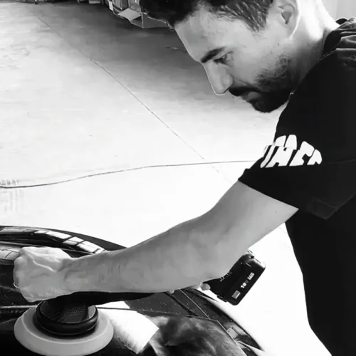 Lucidatura carrozzeria auto nera a Carmagnola con riflessi delle luci